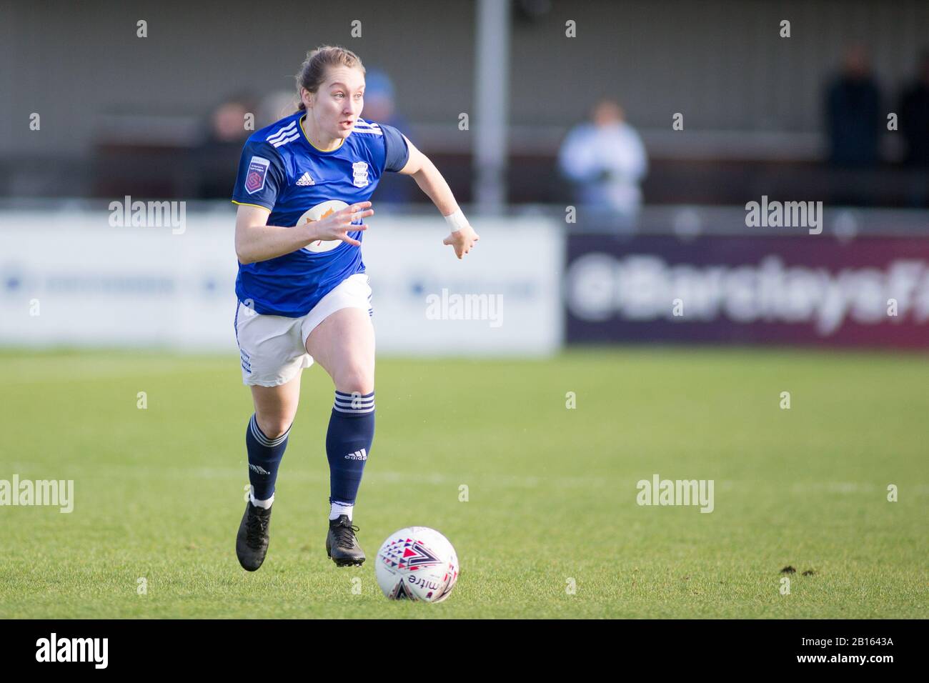 Solihull, West Midlands, Regno Unito. 23rd Feb, 2020. Bristol City Women 1 - 0 Bcfc Donne. Claudia Walker sulla palla di Birmingham. Credito: Peter Lopeman/Alamy Live News Foto Stock