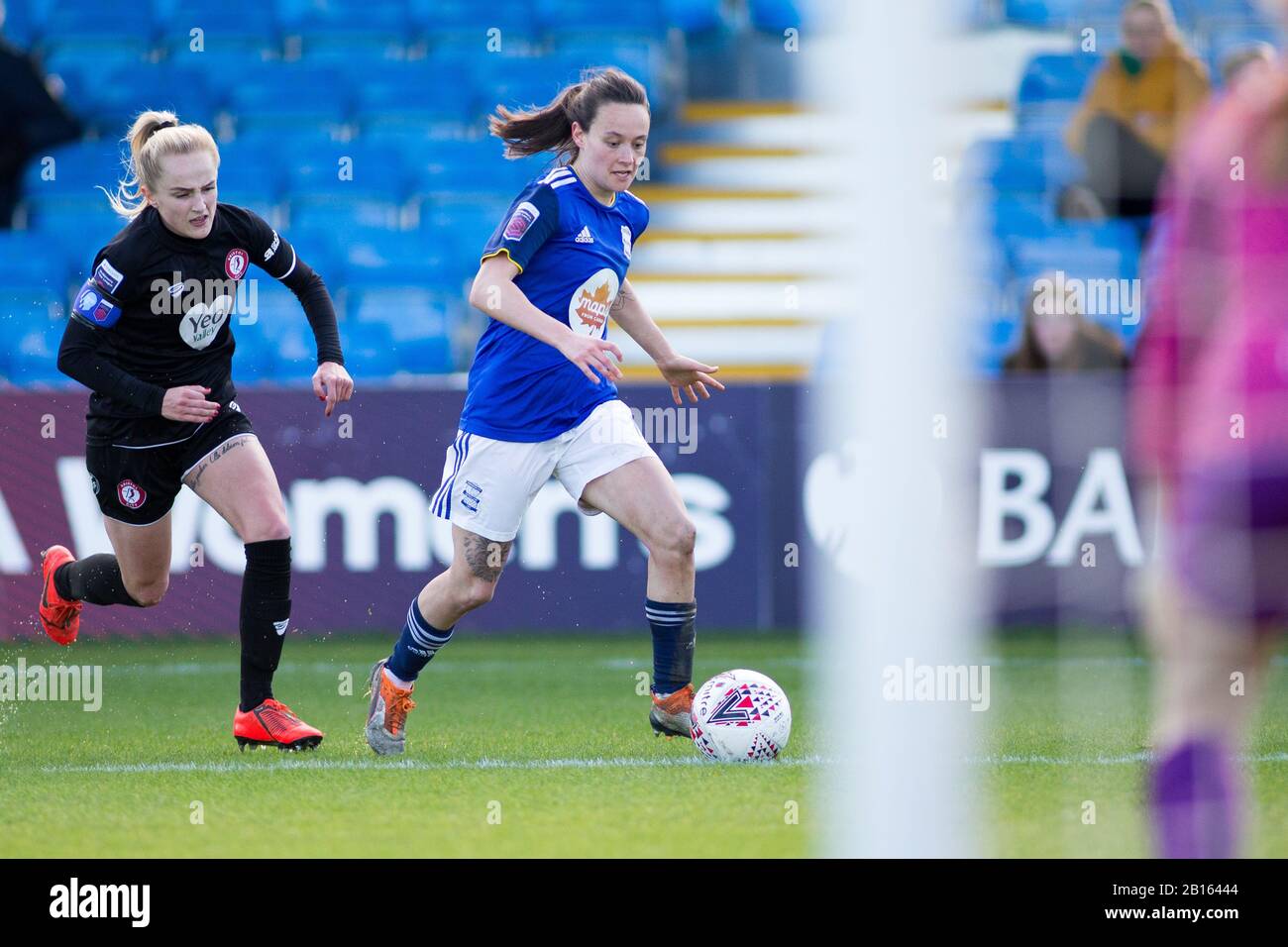 Solihull, West Midlands, Regno Unito. 23rd Feb, 2020. Bristol City Women 1 - 0 Bcfc Donne. L'Abbi Grant di Birmingham City porta la palla per l'attacco di obiettivi. Credito: Peter Lopeman/Alamy Live News Foto Stock