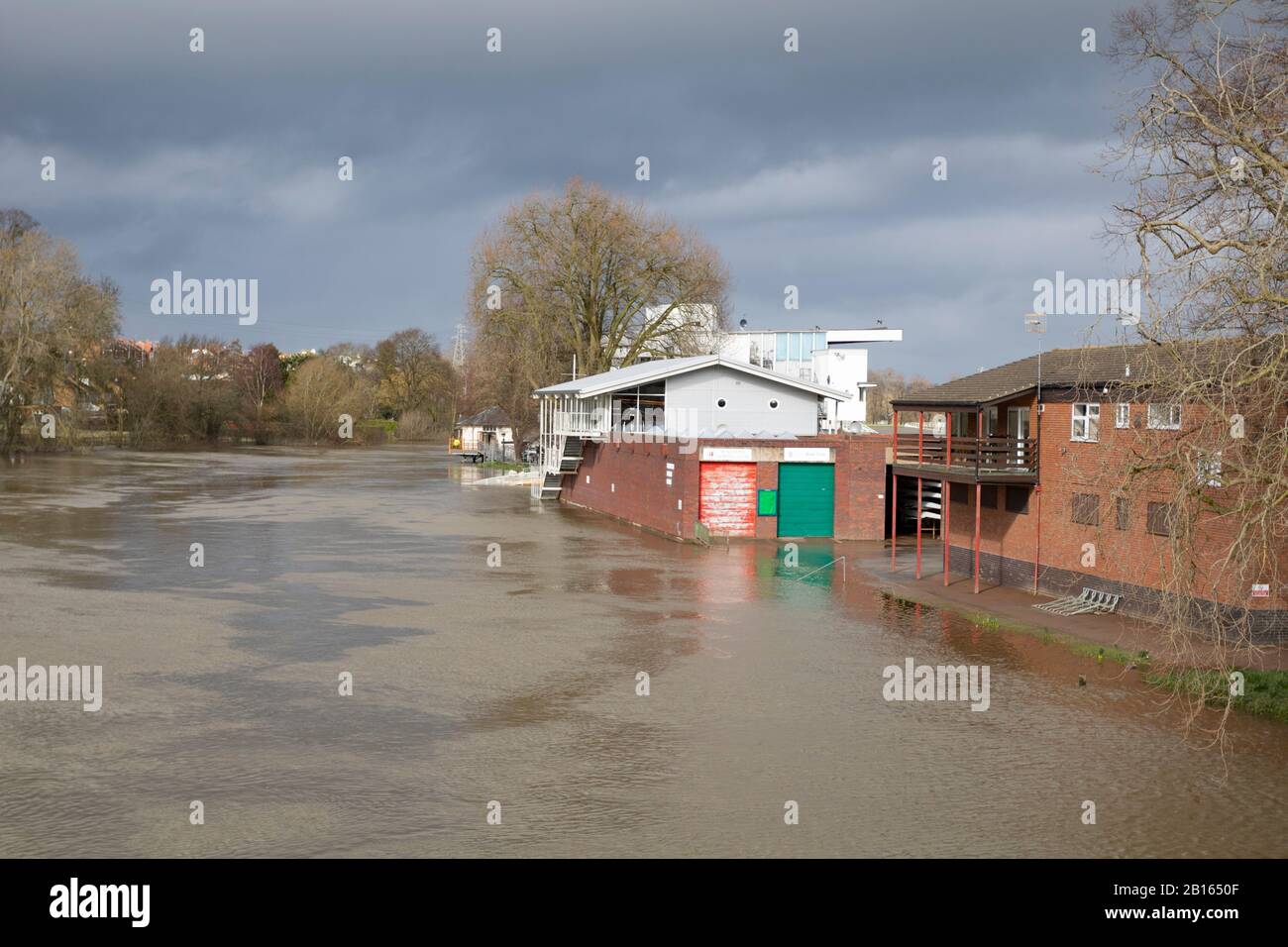 Worcester fiume Severn alluvione receeding. 23/02/20120 Worcester, Inghilterra Regno Unito. Le acque delle prime inondazioni di quest'anno stanno rifacendo Sun risplende sul circolo canoistico inondato di Worcester Foto Stock