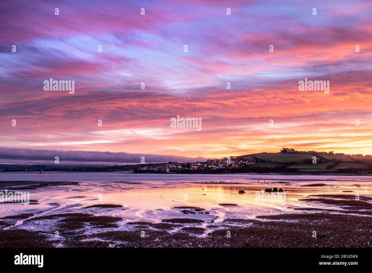 Northam Burrows Vicino Appledore, Devon Nord, Inghilterra. Dopo una fredda notte l'alba è spettacolare sull'estuario al Northam Burrows vicino alla costa Foto Stock