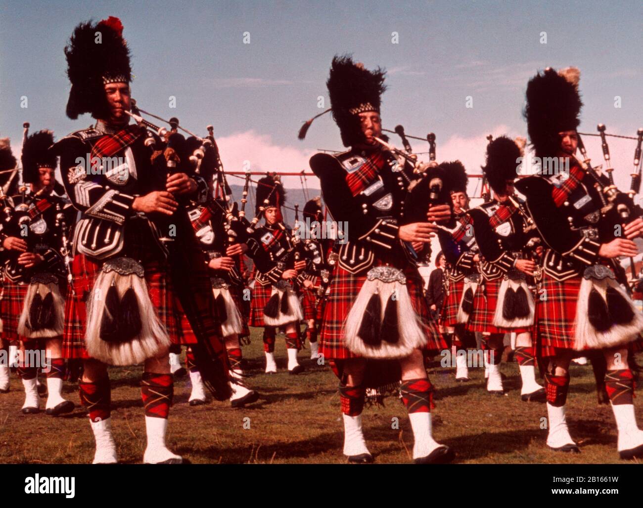 La band di marching suonava i pipers delle cornamuse delle Highland scozzesi, Aboyne, Scozia, UK c 1960 Foto Stock
