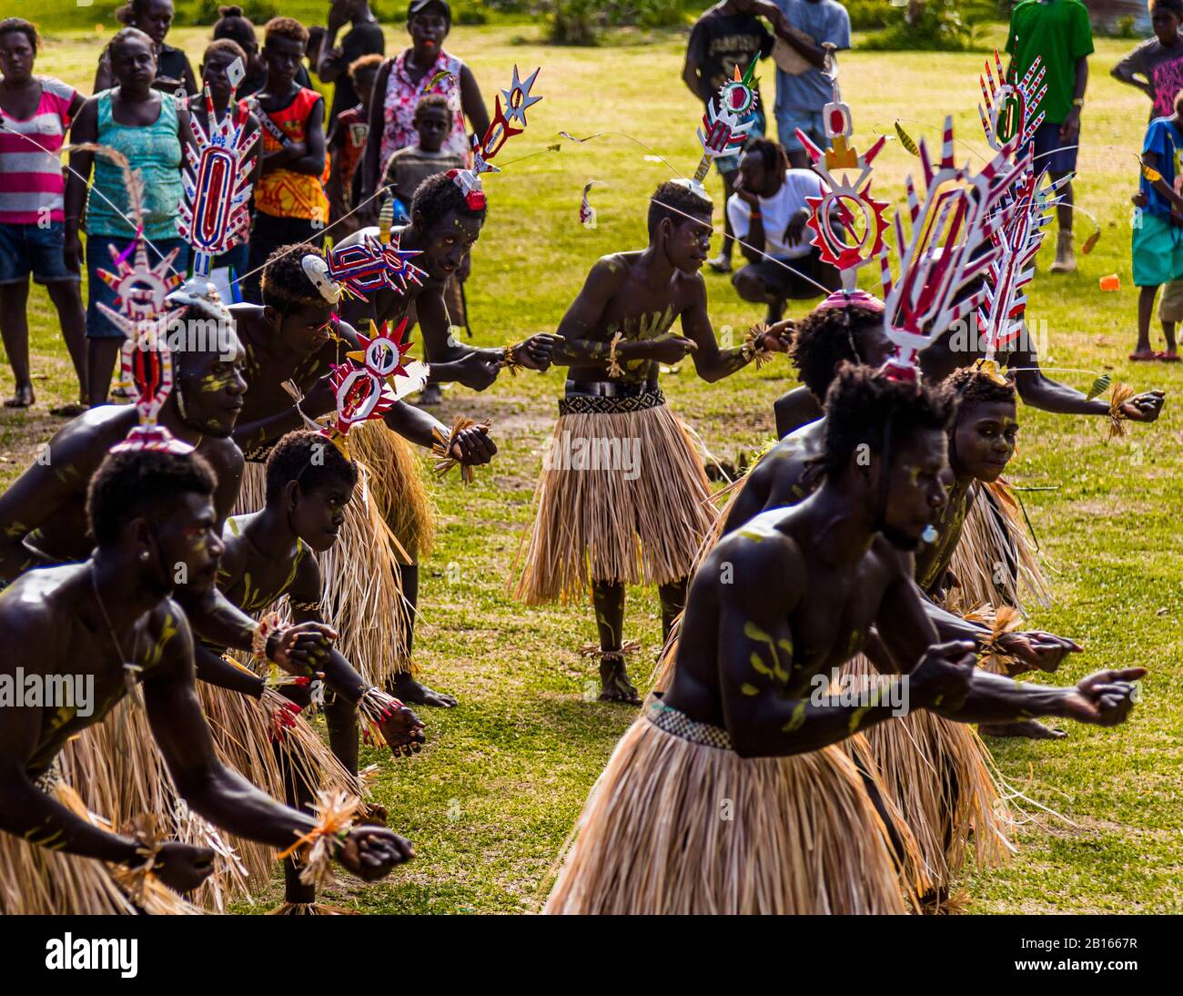 Cantare-cantare a Bougainville, Papua Nuova Guinea. Festival villaggio colorato su Bougainville con musica e danza. I giovani maschi di Bougainville indossano gli upei in testa quando sono ammessi nel circolo degli adulti. Questo cappello rituale è una parte centrale della bandiera nazionale Foto Stock