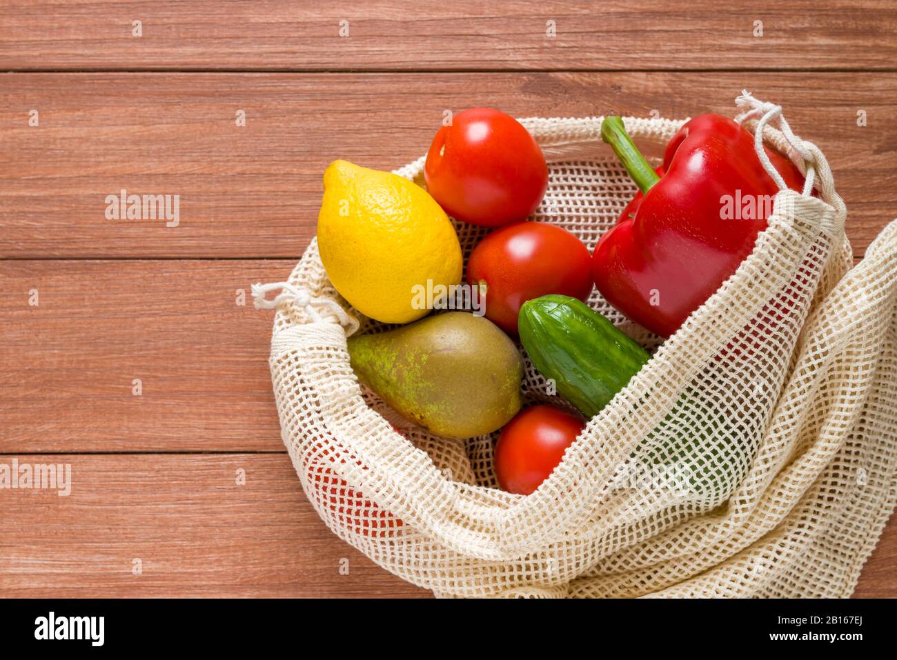 Frutta e verdura in una borsa di cotone eco. Nessun concetto di spreco Foto Stock