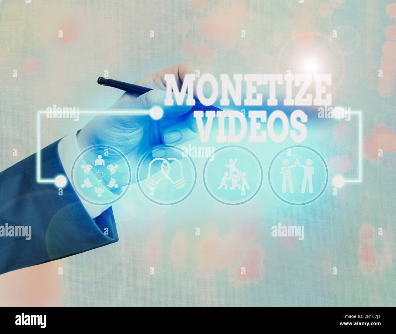 Scrittura a mano concettuale che mostra i video Monetize. Concetto che significa processo di accumulo di denaro dai tuoi video YouTube caricati Foto Stock