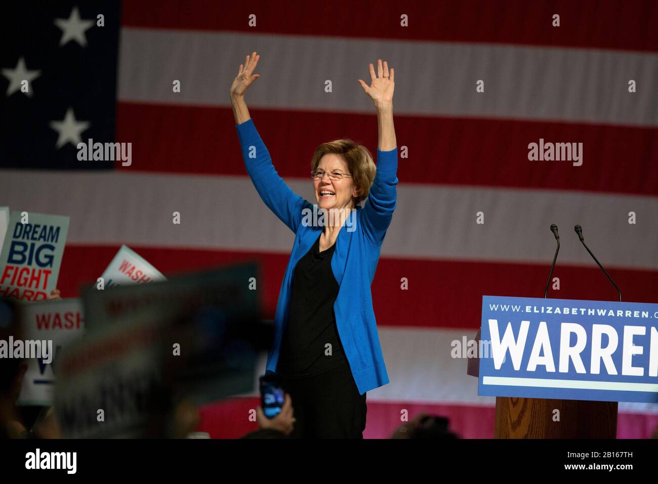 La senatrice Elizabeth Warren ha parlato in occasione di un raduno elettorale al Seattle Center il 22 febbraio 2020 a Seattle, Washington. Foto Stock