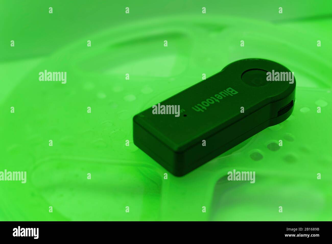 Un componente elettronico è qualsiasi dispositivo discreto di base o entità fisica in un sistema elettronico utilizzato per influenzare gli elettroni o i loro campi associati. Foto Stock