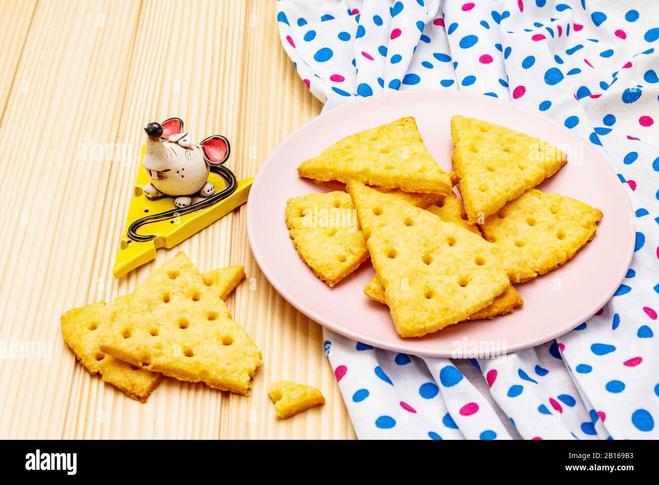 Divertenti biscotti per bambini. Cracker di formaggio festive, concetto di merenda di anno nuovo. Cibo, scultura di topo, tovagliolo. Tavole di legno sfondo, primo piano Foto Stock