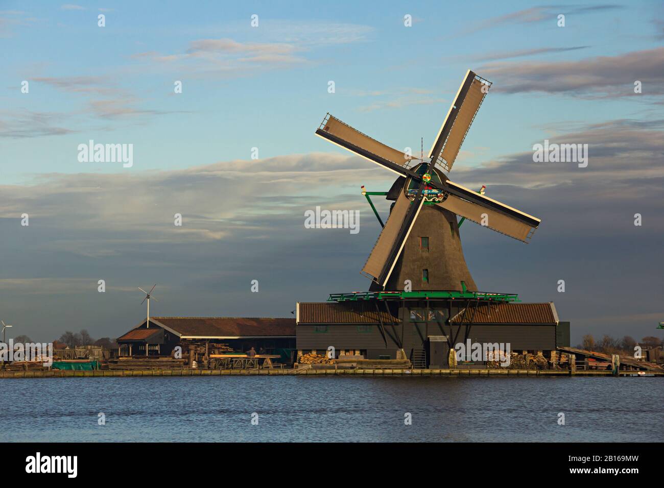 Zaanse Schans, Zaandam, Zaandijk, Paesi Bassi, 20 Gennaio 2020. Antichi mulini a vento di Zaanse Schans, costruiti intorno al 17 secolo, edifici tradizionali Foto Stock