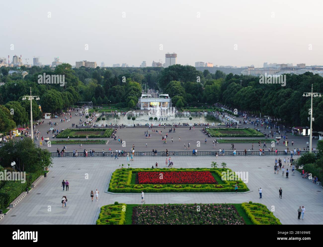 Mosca, RUSSIA 20 agosto 2017 Vista del Maxim Gorky Park of Culture e Riposo a Mosca dalla piattaforma di osservazione dell'arco dell'ingresso principale Foto Stock