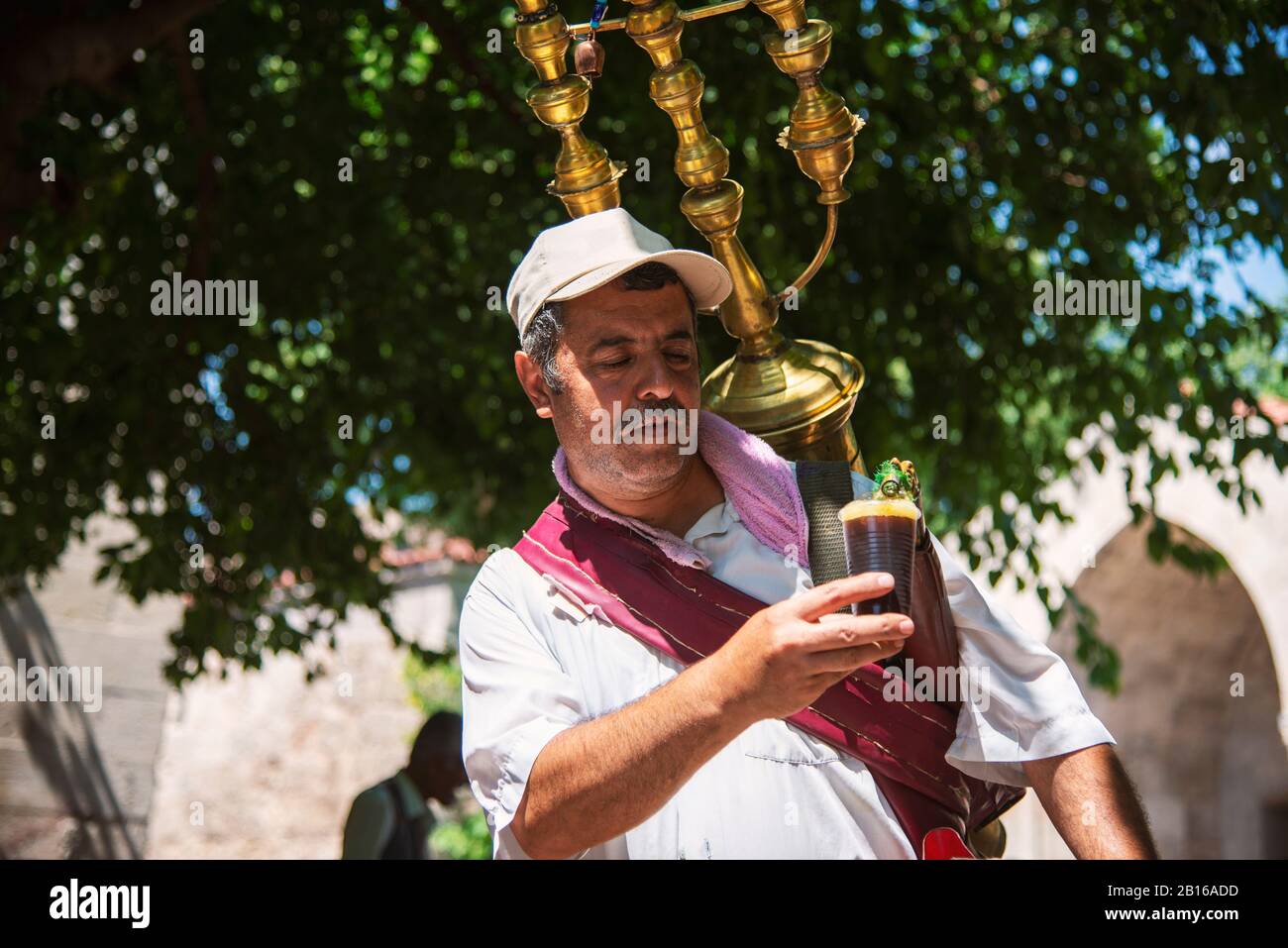 Adana, Turchia - 27 giugno 2019: Ritratto di un venditore tradizionale Di Bevande di Sira con attrezzatura tradizionale ad Adana Turchia. Foto Stock