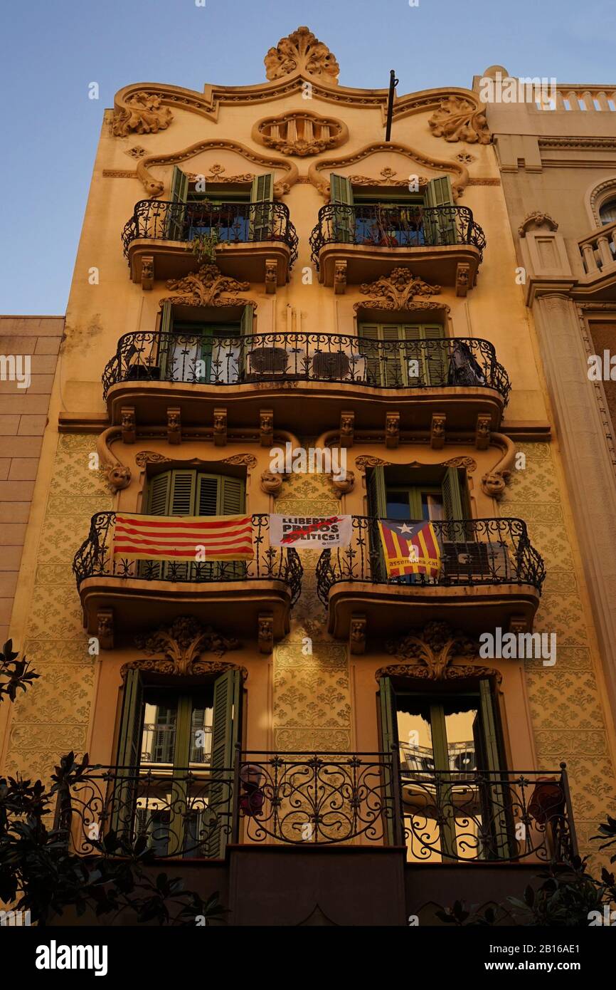 Un balcone a Barcellona che batte la bandiera della Catalogna di Senyera che mostra il loro desiderio di indipendenza Foto Stock