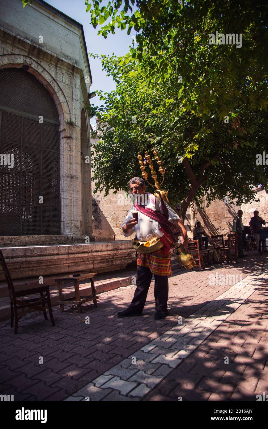 Adana, Turchia - 27 giugno 2019: Ritratto di un venditore tradizionale Di Bevande di Sira con attrezzatura tradizionale ad Adana Turchia. Foto Stock
