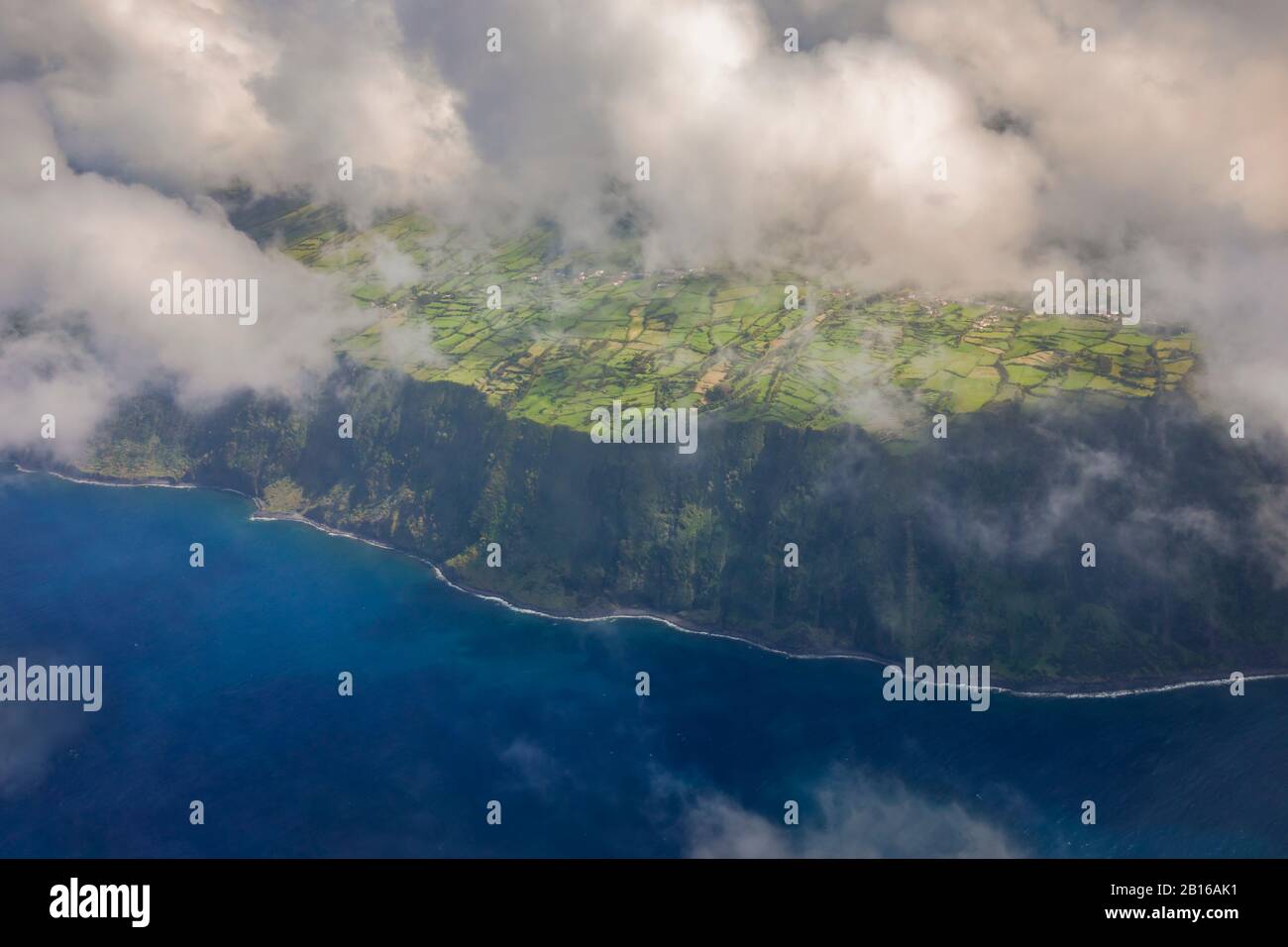 Veduta aerea delle scogliere dell'isola di Terceira, Terceira, Azzorre, Portogallo, Penisola iberica, Europa occidentale Foto Stock