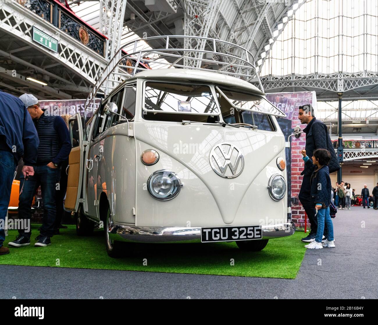 22 Feb 2020 - Londra, Regno Unito. Il classico camper VW esposto al Classic Car Show di Londra. Foto Stock