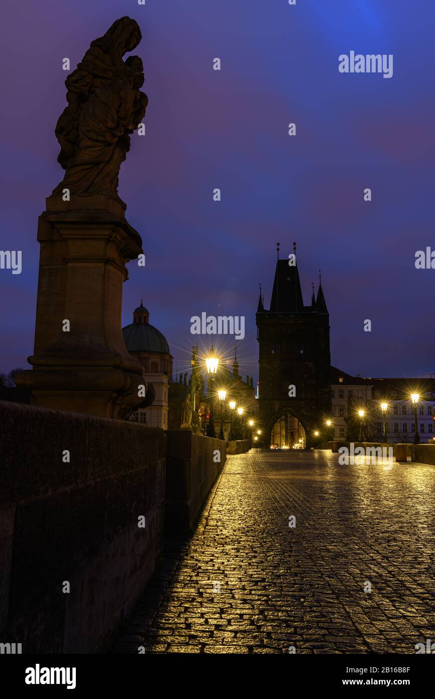 Città storica di Praga illuminata di notte Foto Stock