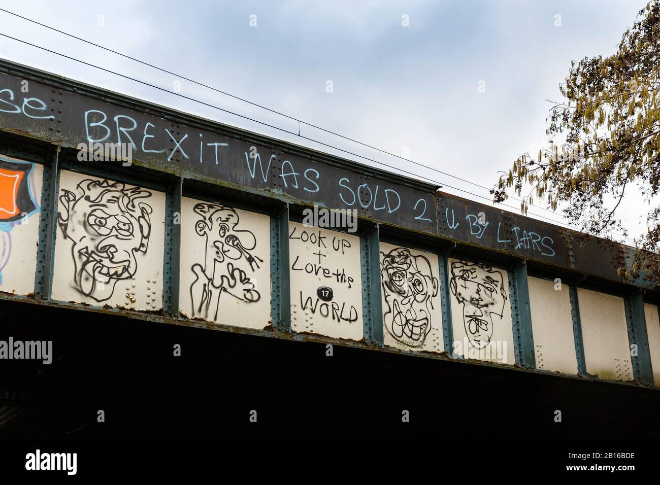 "La Brexit vi è stata venduta dai graffiti dei liari su un ponte a Camden, Londra, Regno Unito Foto Stock