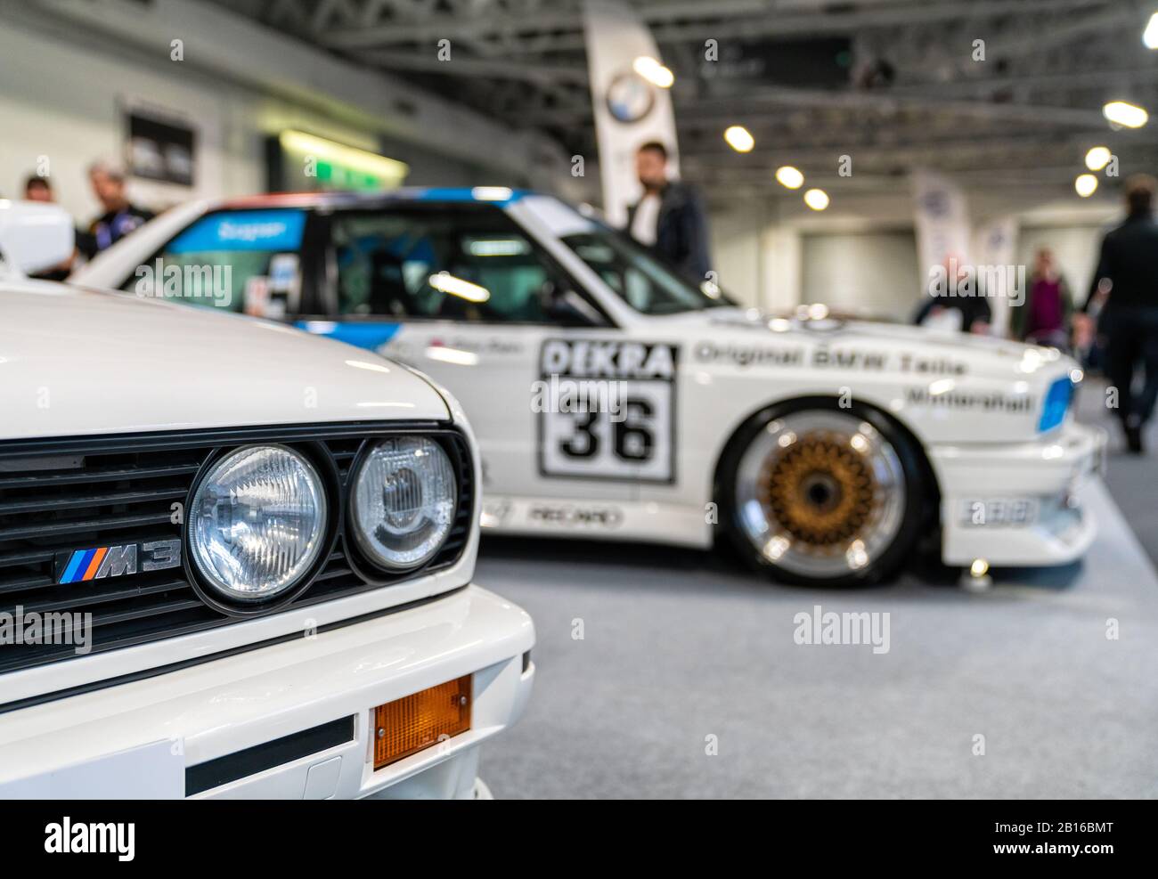 22 Feb 2020 - Londra, Regno Unito. Primo piano dell'emblema Della Bmw M3 E30 al Classic Car Show di Londra. Foto Stock