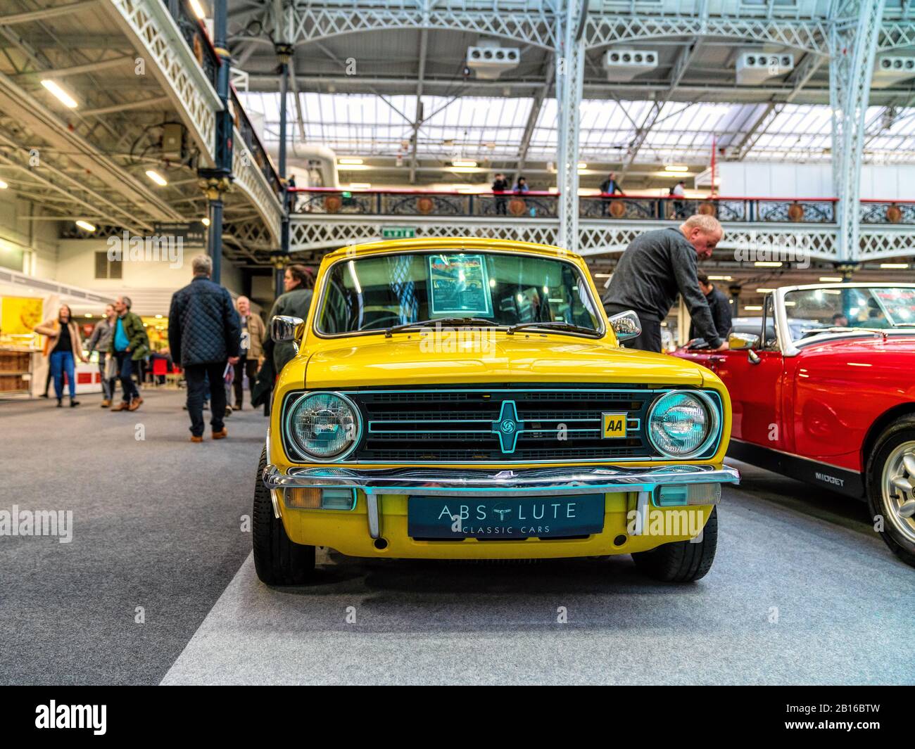22 Feb 2020 - Londra, Regno Unito. Classic Mini Clubman estate in giallo esposto al Classic Car Show di Londra. Foto Stock