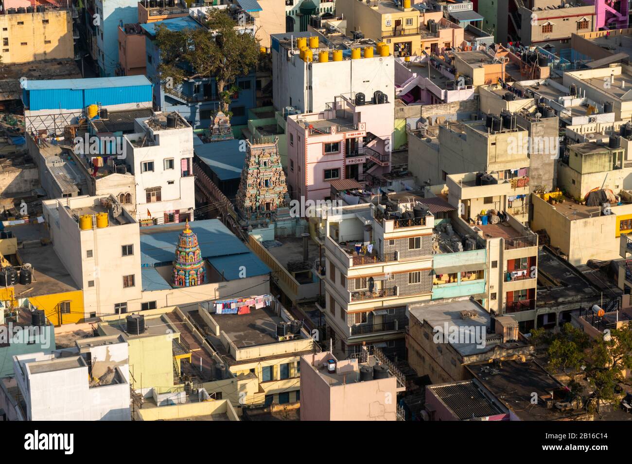 Veduta aerea del tetto domestico Tops nella zona Povera della città di Bengaluru Con i Templi indù nella foto Foto Stock