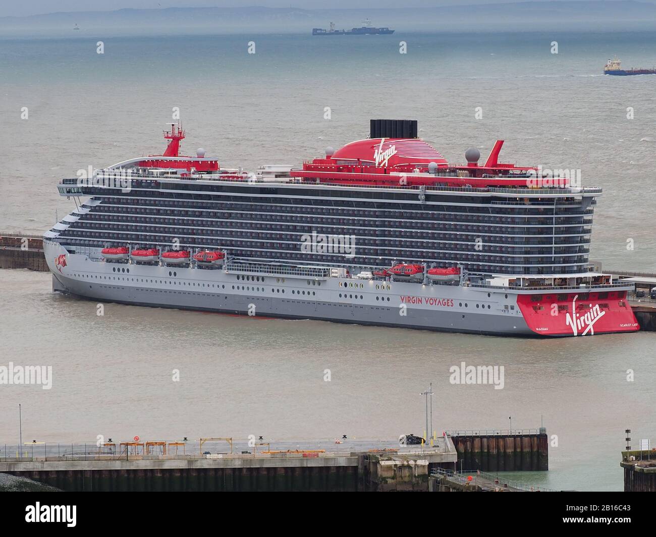 Dover, Kent, Regno Unito. 23rd Feb, 2020. Fuochi d'artificio nel porto di dover questa sera per celebrare la prima nave da crociera di Virgin Voyages, la Madonna Scarlet. Credito: James Bell/Alamy Live News Foto Stock