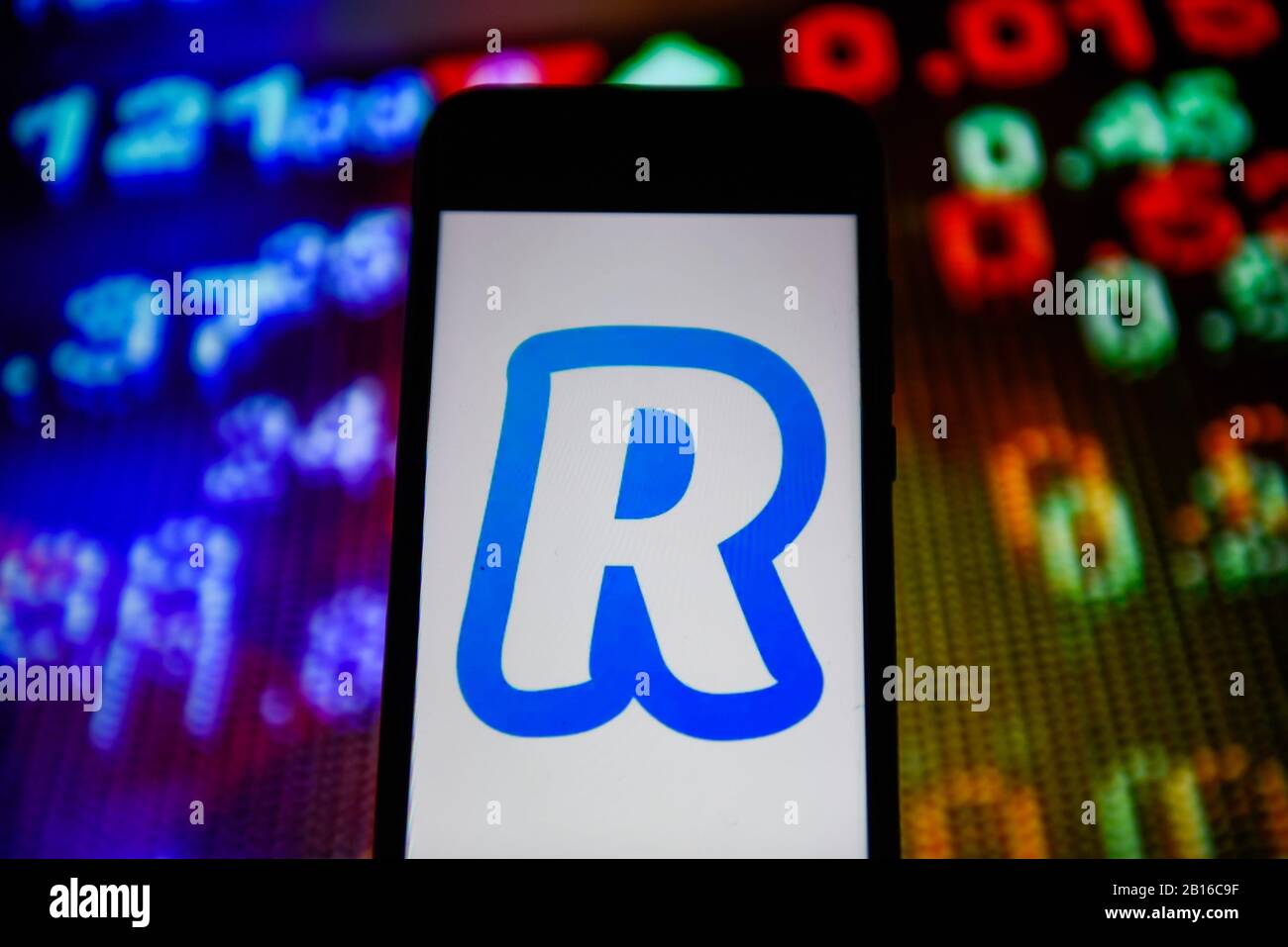 In questa immagine è riportato un logo Revolut visualizzato su uno smartphone. Foto Stock