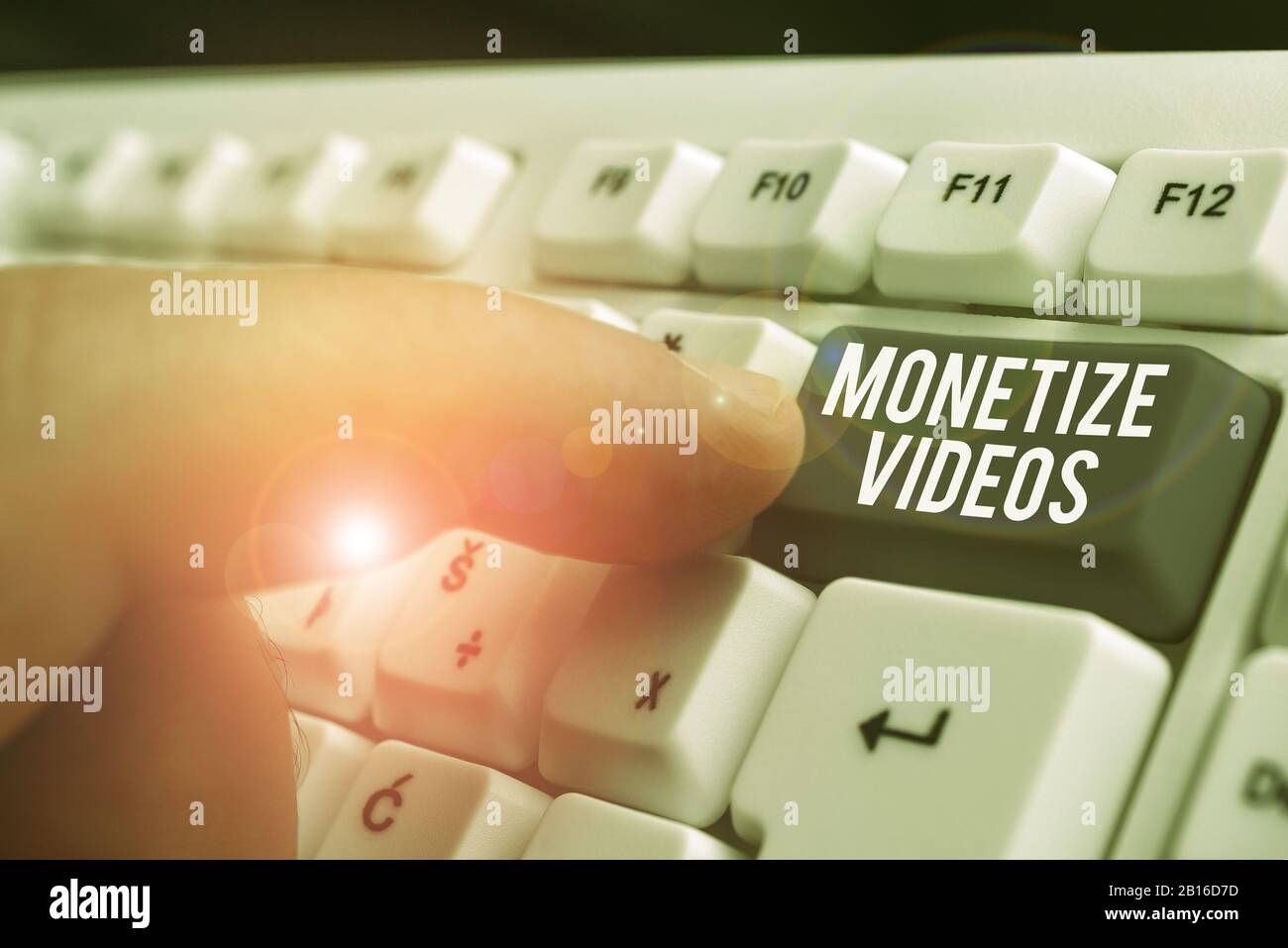 Scrittura a mano concettuale che mostra i video Monetize. Concetto che significa processo di accumulo di denaro dai tuoi video YouTube caricati Foto Stock