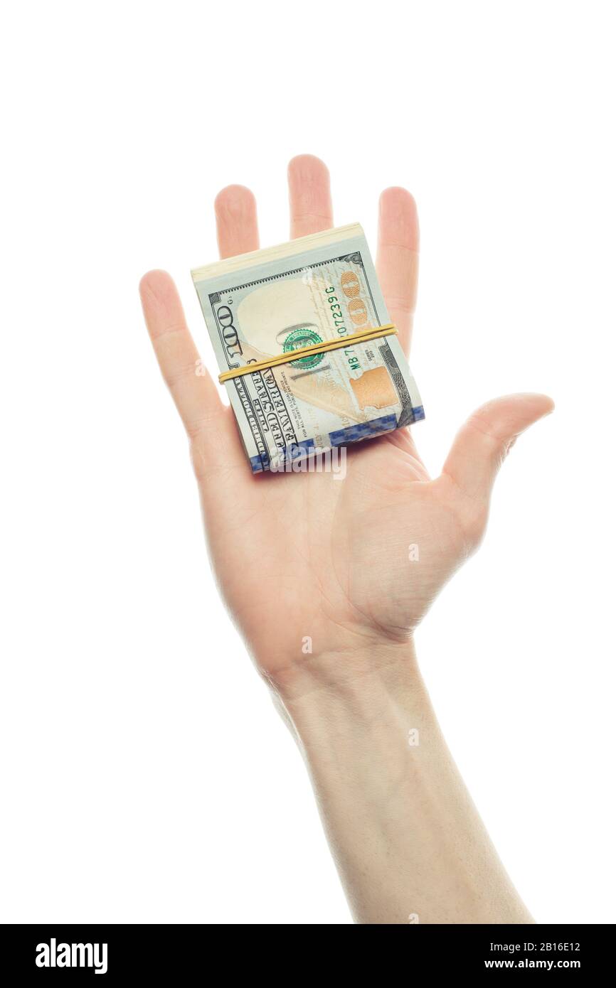 Dollari americani denaro contante in mano maschile isolato su sfondo bianco. Banconota da 100 dollari USA Foto Stock