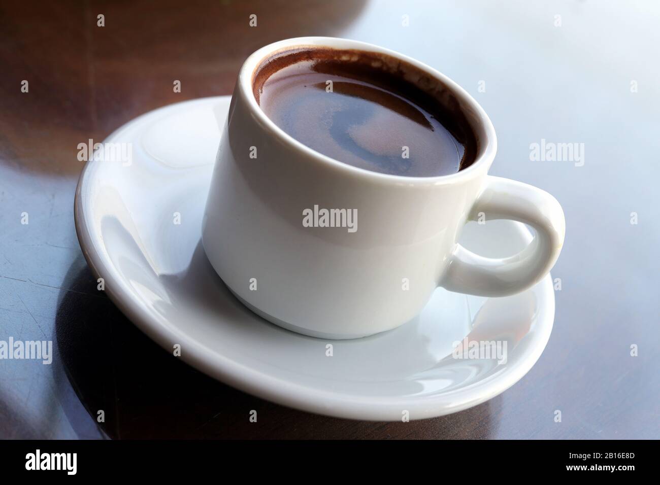 Primo piano del caffè turco in ceramica bianca Foto Stock