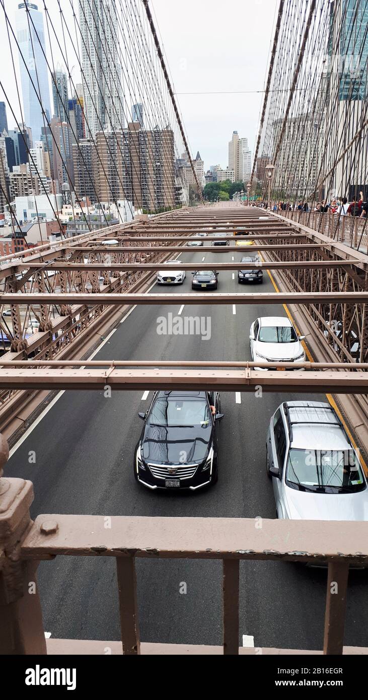 Guardando verso il basso sul traffico che attraversa l'iconico Ponte di Brooklyn a New York City Foto Stock