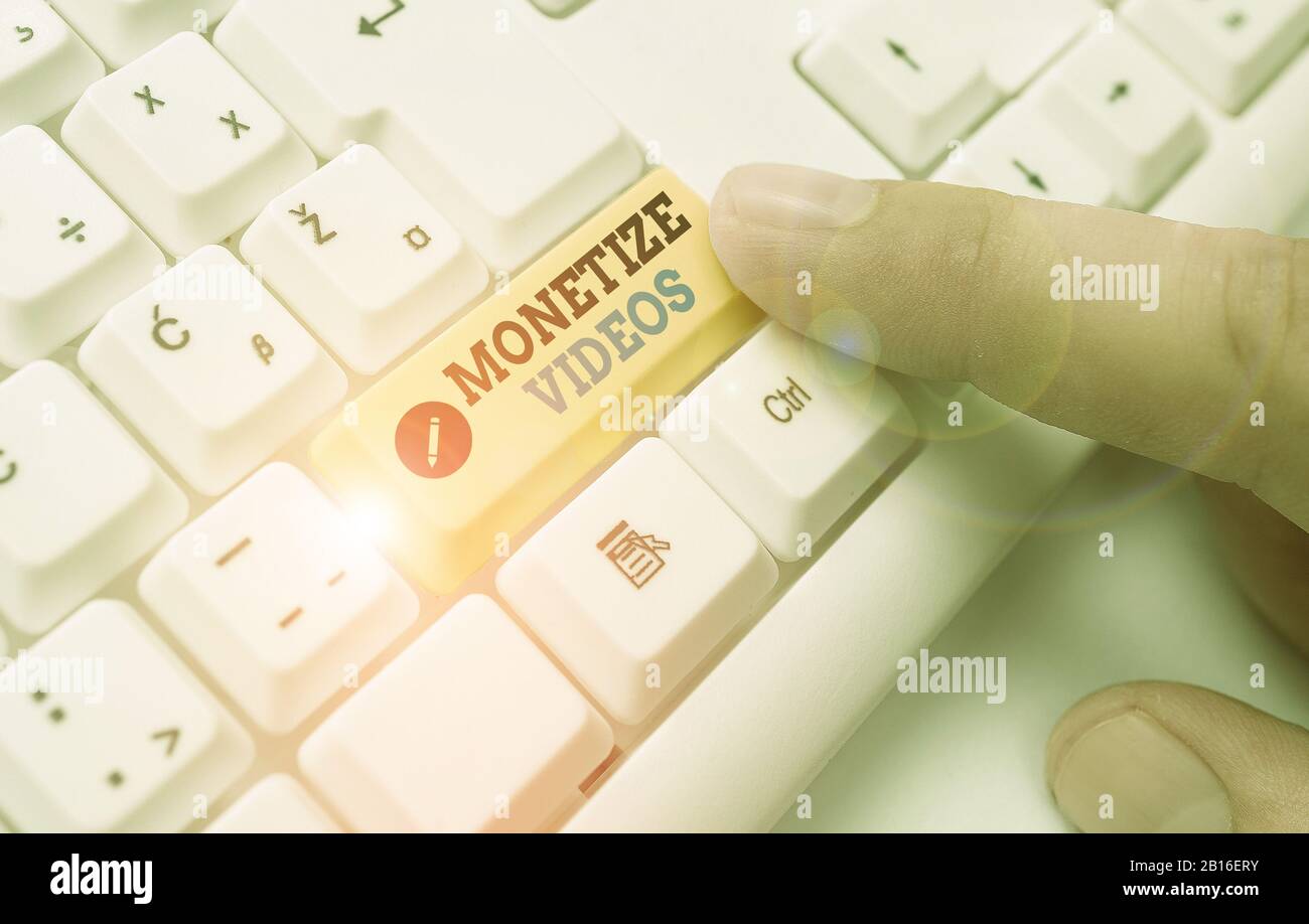 Nota di scrittura che mostra i video Monetize. Concetto aziendale per il processo di accumulo di denaro dai tuoi video YouTube caricati Foto Stock