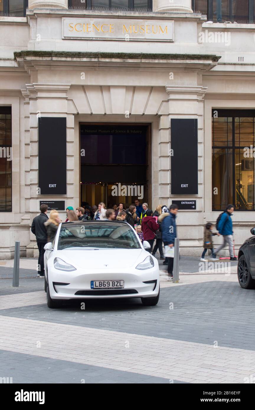 Auto elettrica White Tesla Model 3 parcheggiata all'esterno del museo della scienza A Londra Foto Stock