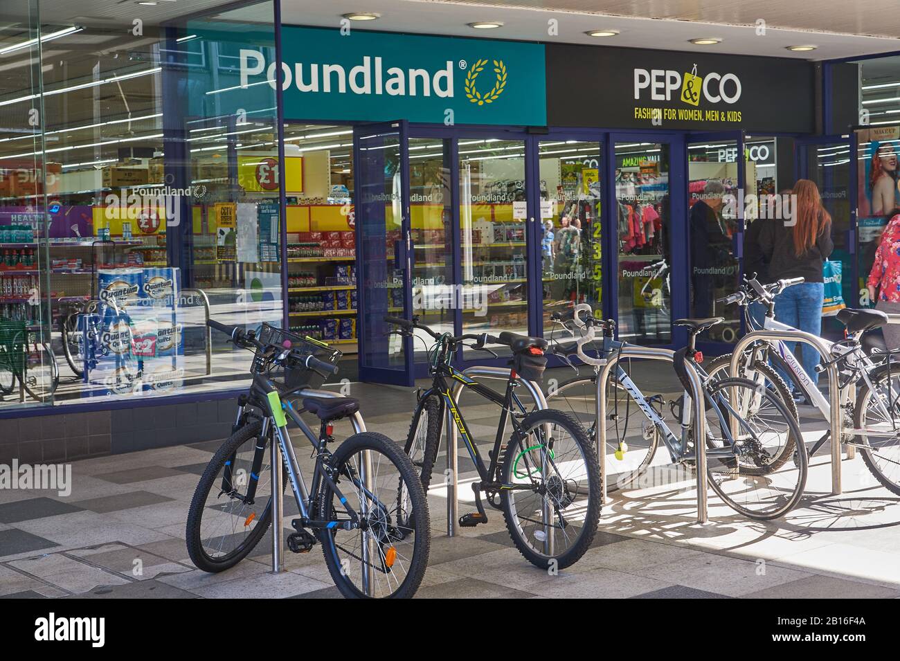 Biciclette parcheggiate su stand bici fuori negozi nel centro di Stevenage Foto Stock