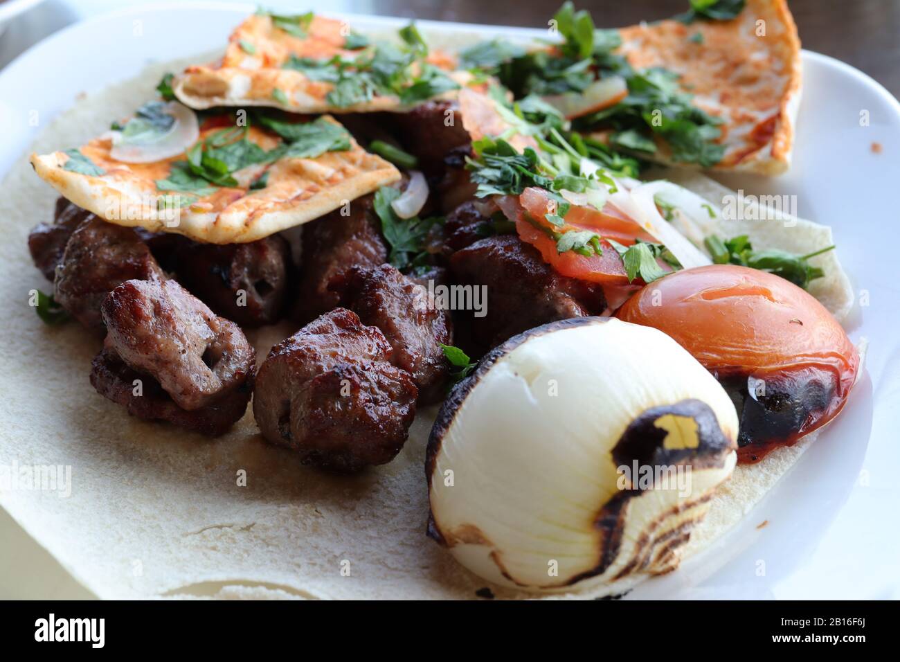 Piatto di kebab di agnello alla griglia libanese con cipolla e pomodoro alla griglia Foto Stock