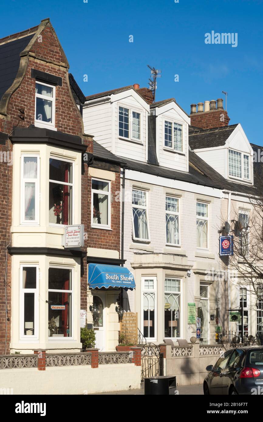 Una fila di pensioni o B&B in Ocean Road, South Shields, Tyne and Wear, Inghilterra, Regno Unito Foto Stock
