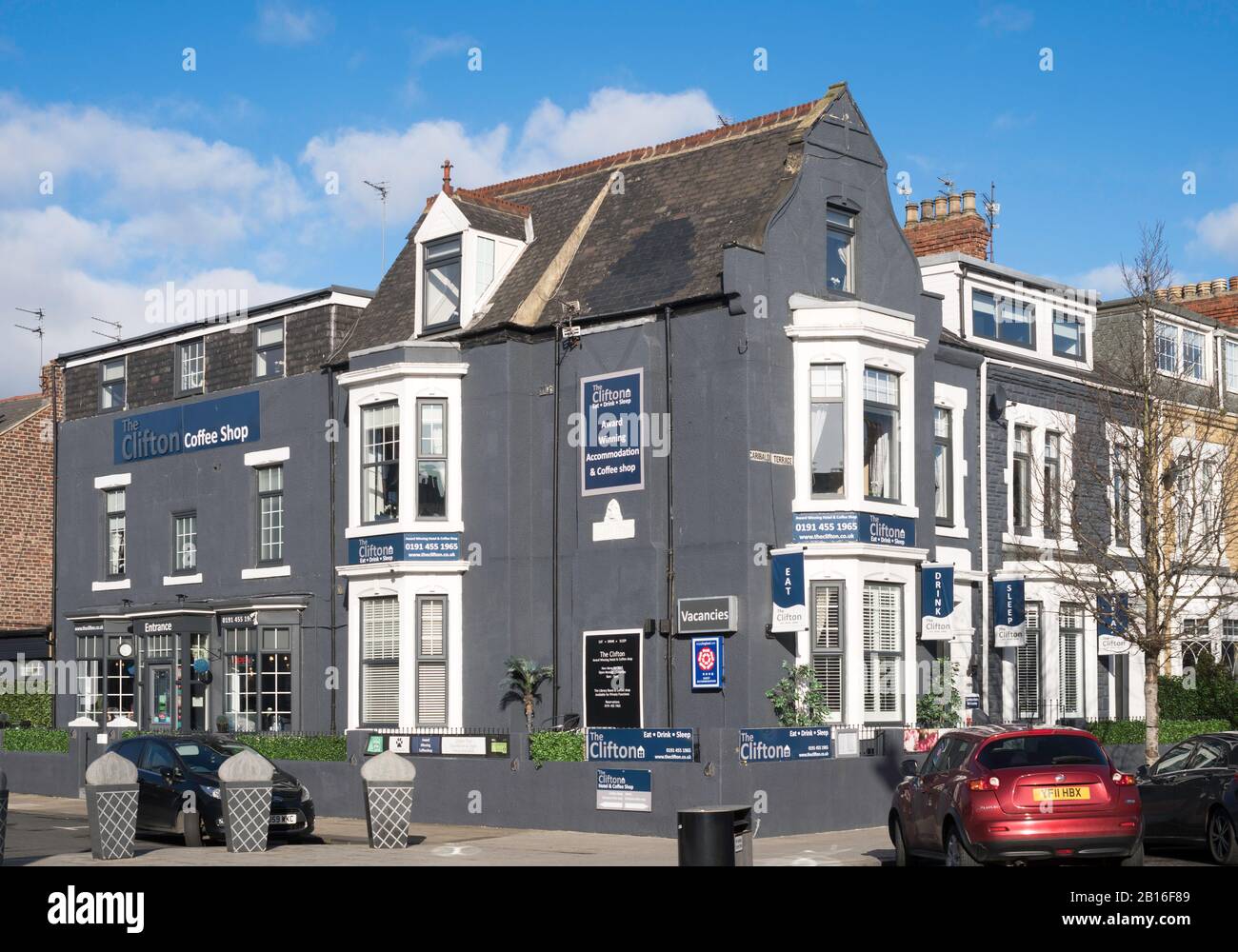 The Clifton Hotel and coffee shop in Ocean Road, South Shields, Tyne and Wear, Inghilterra, Regno Unito Foto Stock