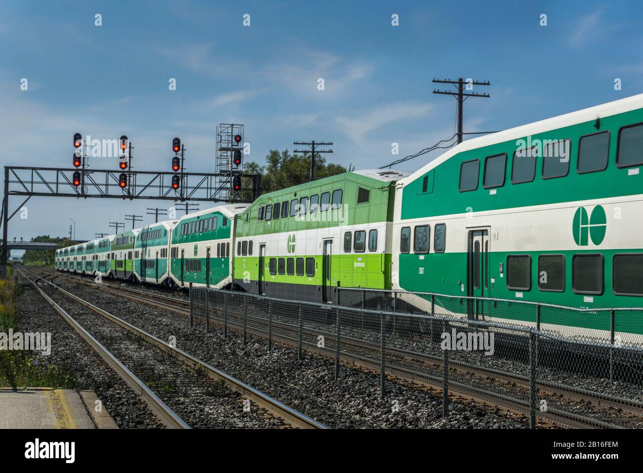 Scarborough, Ontario, Canada, ottobre 2017 - treno diretto che passa sotto un ponte ferroviario di segnale alla stazione di Scarborough Foto Stock