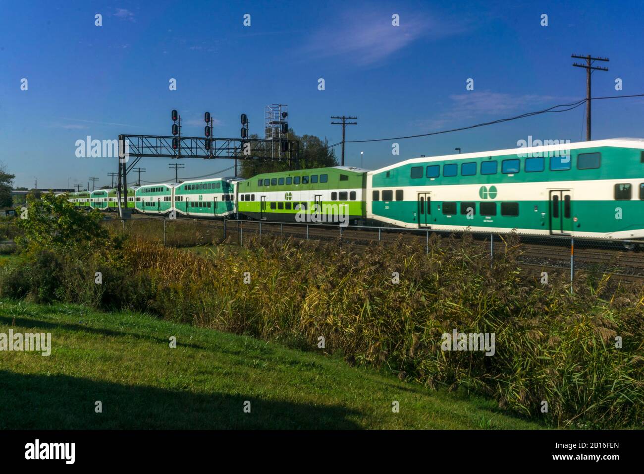 Scarborough, Ontario, Canada, ottobre 2017 - treno diretto che passa sotto un ponte ferroviario di segnale a Scarborough Foto Stock