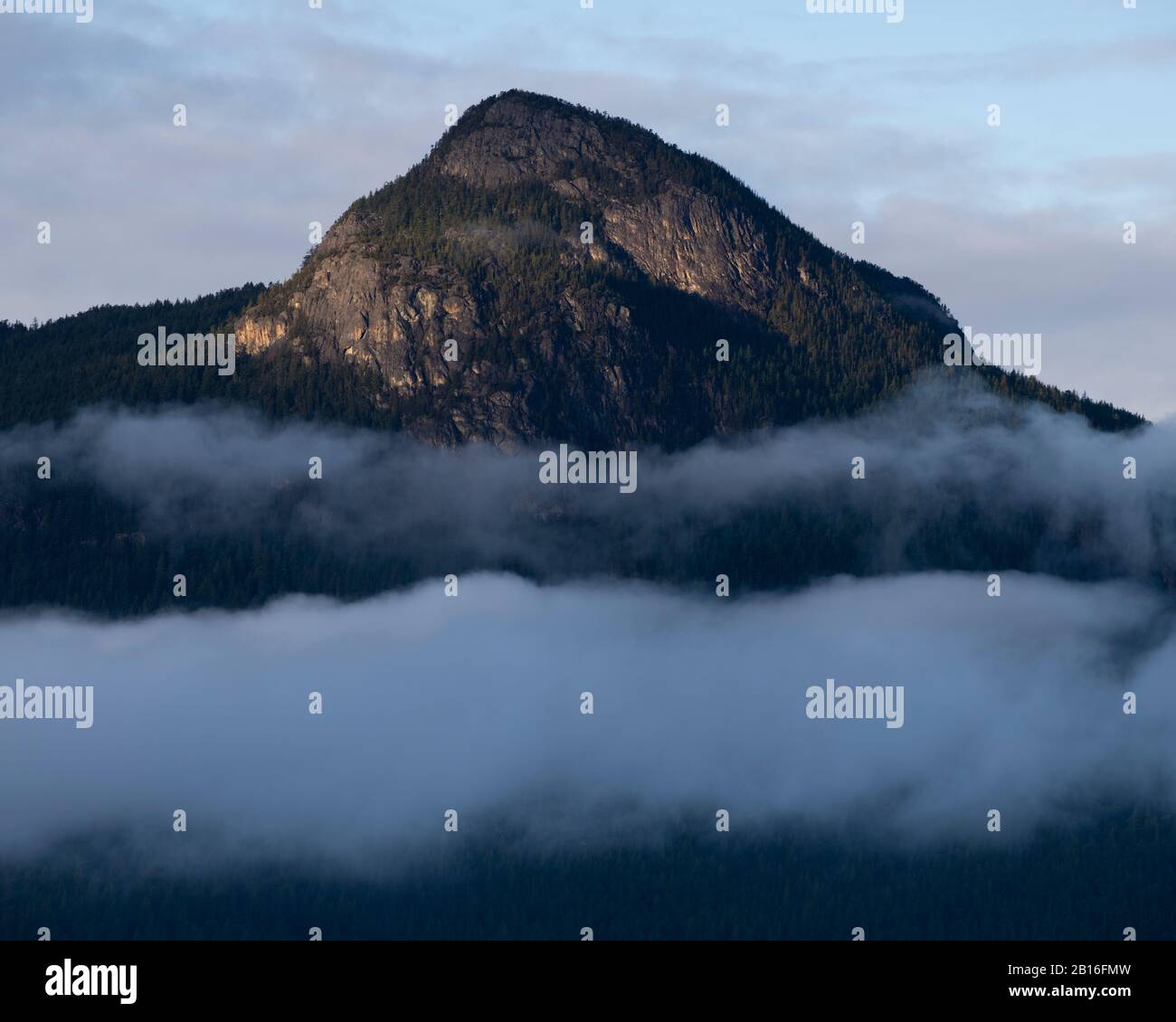 Vista sulle montagne da Porteau Cove Road a Lions Bay, British Columbia, Canada Foto Stock