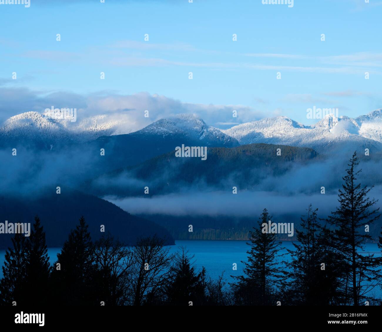 Vista sulle montagne da Porteau Cove Road a Lions Bay, British Columbia, Canada Foto Stock
