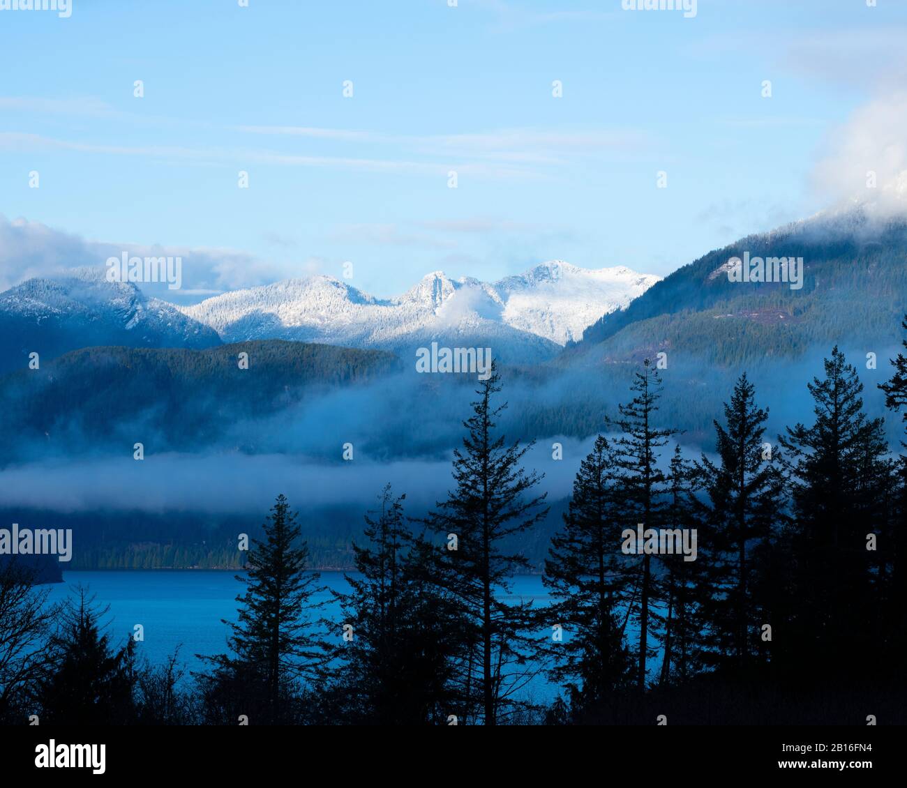 Vista sulle montagne da Porteau Cove Road a Lions Bay, British Columbia, Canada Foto Stock