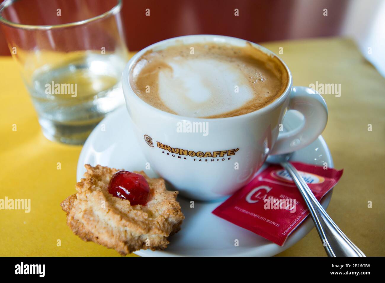 Caffè con latte, Bari, Puglia, Italia Foto Stock
