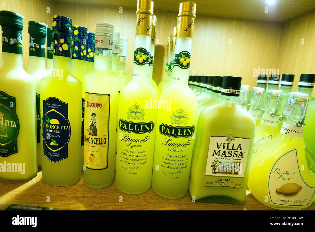 Bottiglie di Limoncello prodotto duty free all'aeroporto di Bari, Puglia, Italia Foto Stock