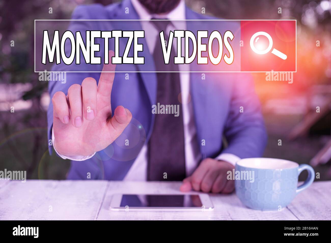 Nota di scrittura che mostra i video Monetize. Concetto aziendale per il processo di accumulo di denaro dai tuoi video YouTube caricati Foto Stock