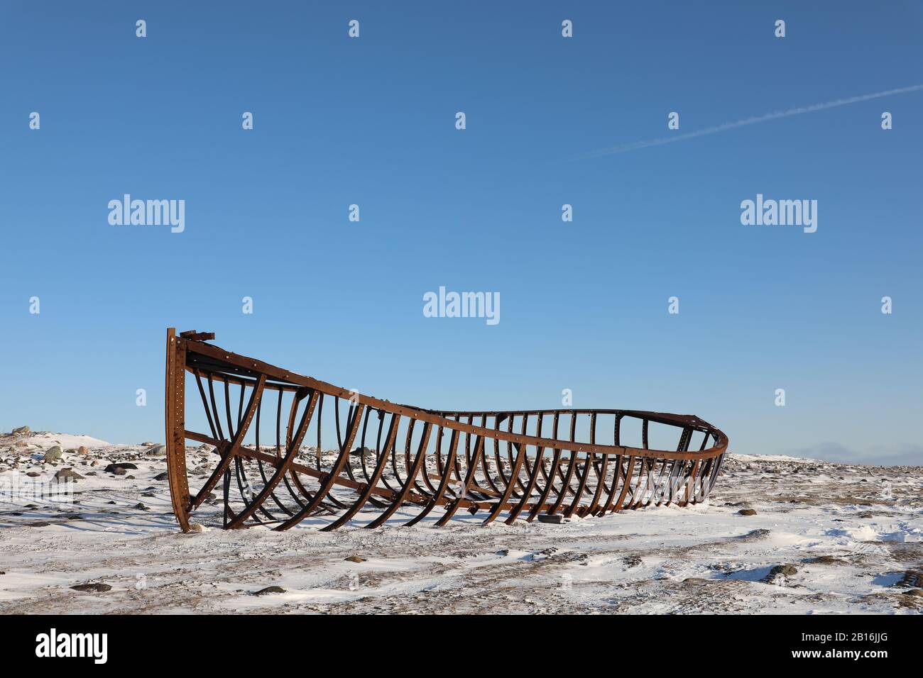 Lo scafo in acciaio dell'iconica nave Hudson Bay Company di Arviat, dal 1923 Foto Stock
