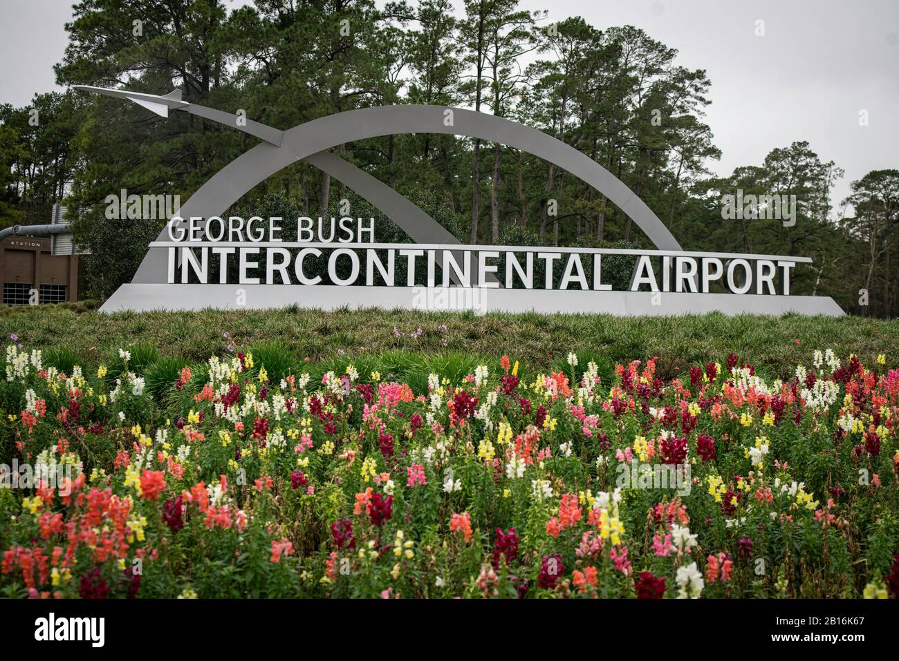 Houston, Texas - 11 febbraio 2020: Cartello George Bush Intercontinental Airport (IAH) Foto Stock