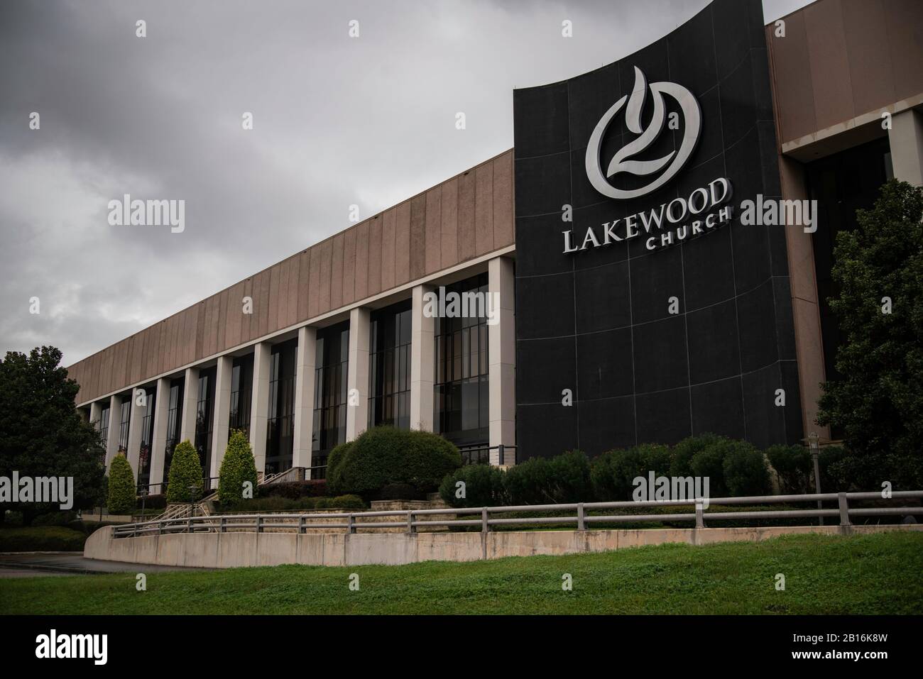 Houston, Texas - 11 febbraio 2020: Esterni Joel Osteen's Lakewood Mega Church con nuvole di tempesta Foto Stock