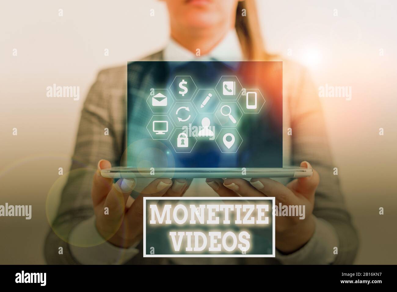 Scrittura a mano concettuale che mostra i video Monetize. Concetto che significa processo di accumulo di denaro dai tuoi video YouTube caricati Foto Stock