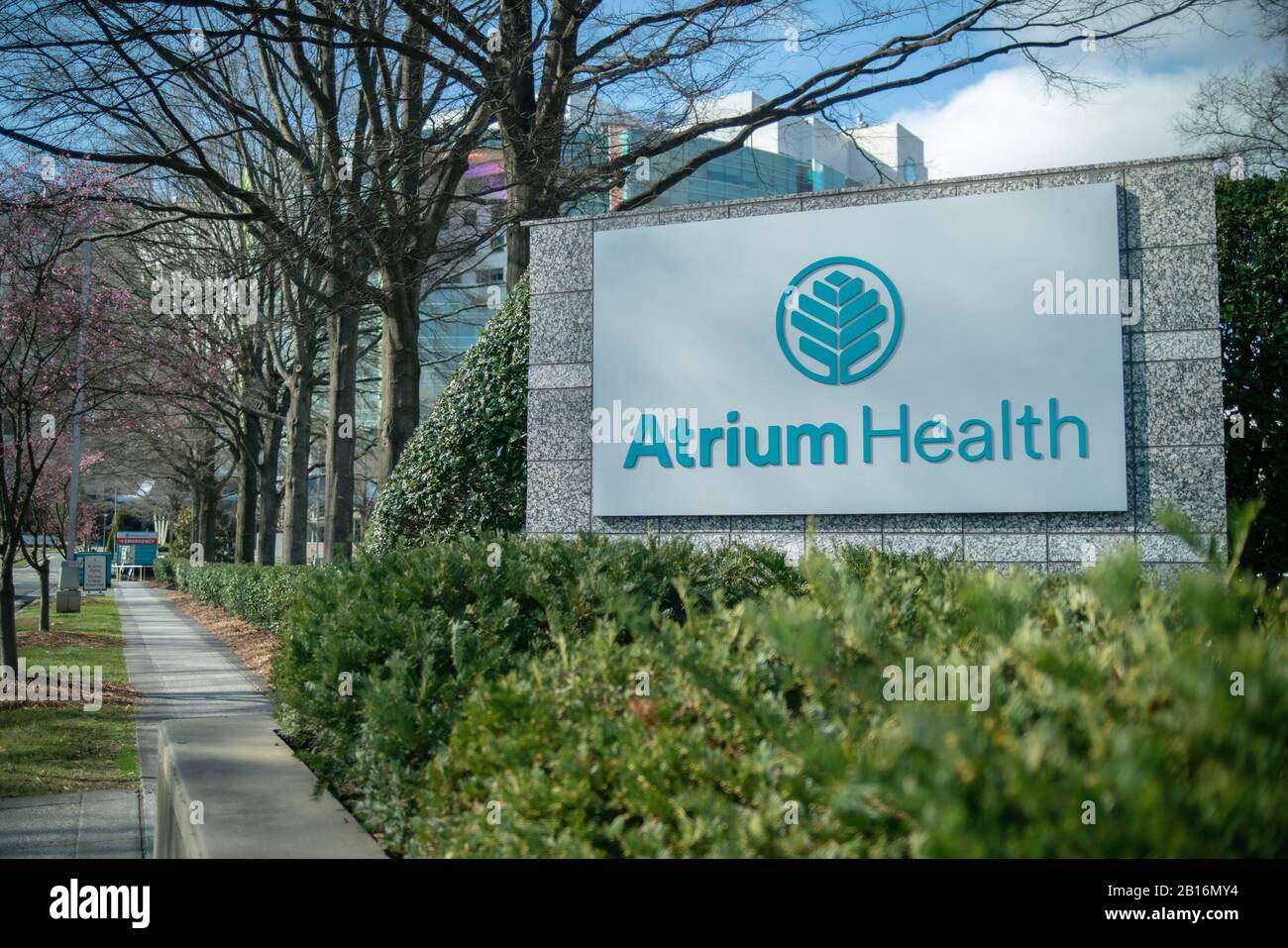 Charlotte, North Carolina - 1 febbraio 2020: Cartello e logo Atrium Health Carolinas Medical Center Foto Stock