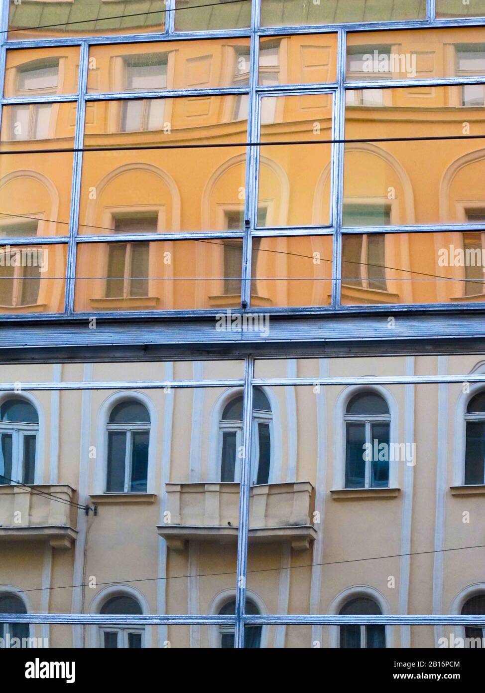 Riflesso in una facciata di vetro. Praga. repubblica Ceca Foto Stock