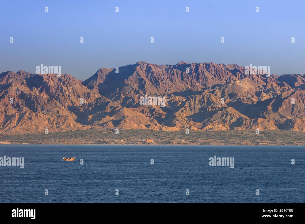 Vista della costa iraniana dal Golfo Persico Foto Stock
